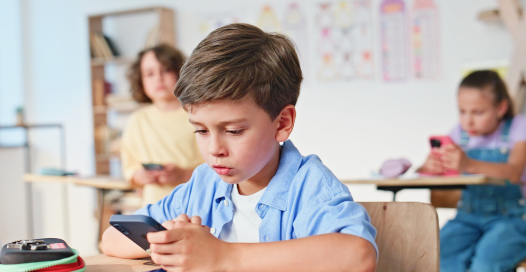 Школьник с гаджетом и таймером: рекомендации Lactoflorene® по безопасному экранному времени для профилактики близорукости у детей