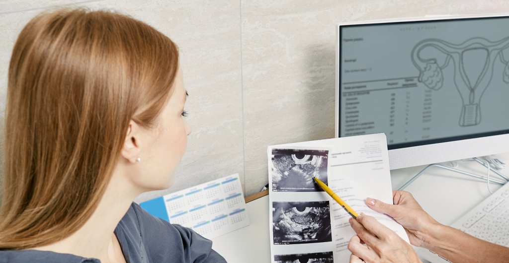 Врач показывает снимки УЗИ пациентке в кабинете, иллюстрация медицинской консультации и диагностики