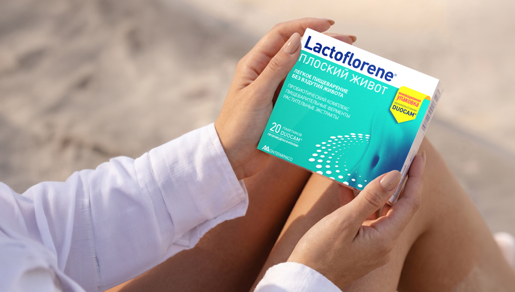 Упаковка Lactoflorene Плоский Живот в руках