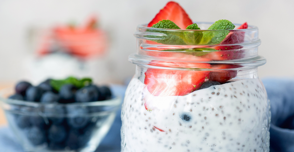 Чиа-пудинг с клубникой, черникой и мятой — пример полезного завтрака с пребиотиками для здоровья кишечника