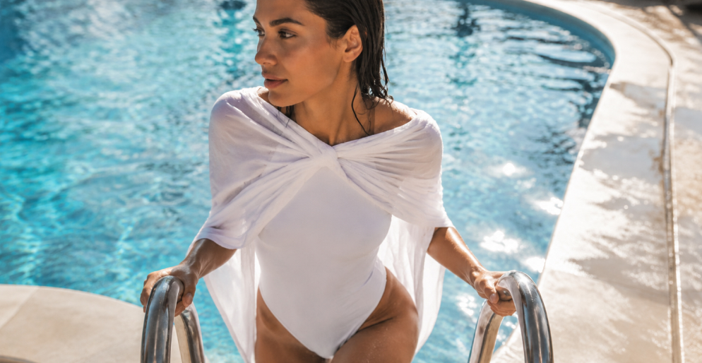 Женщина выходит из бассейна
